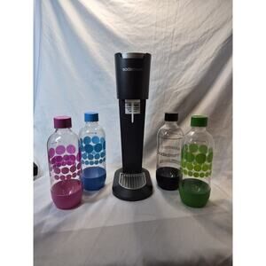 Soda Stream Soda Maker Carbonated Beverage Black With 4 Mixing Bottles..